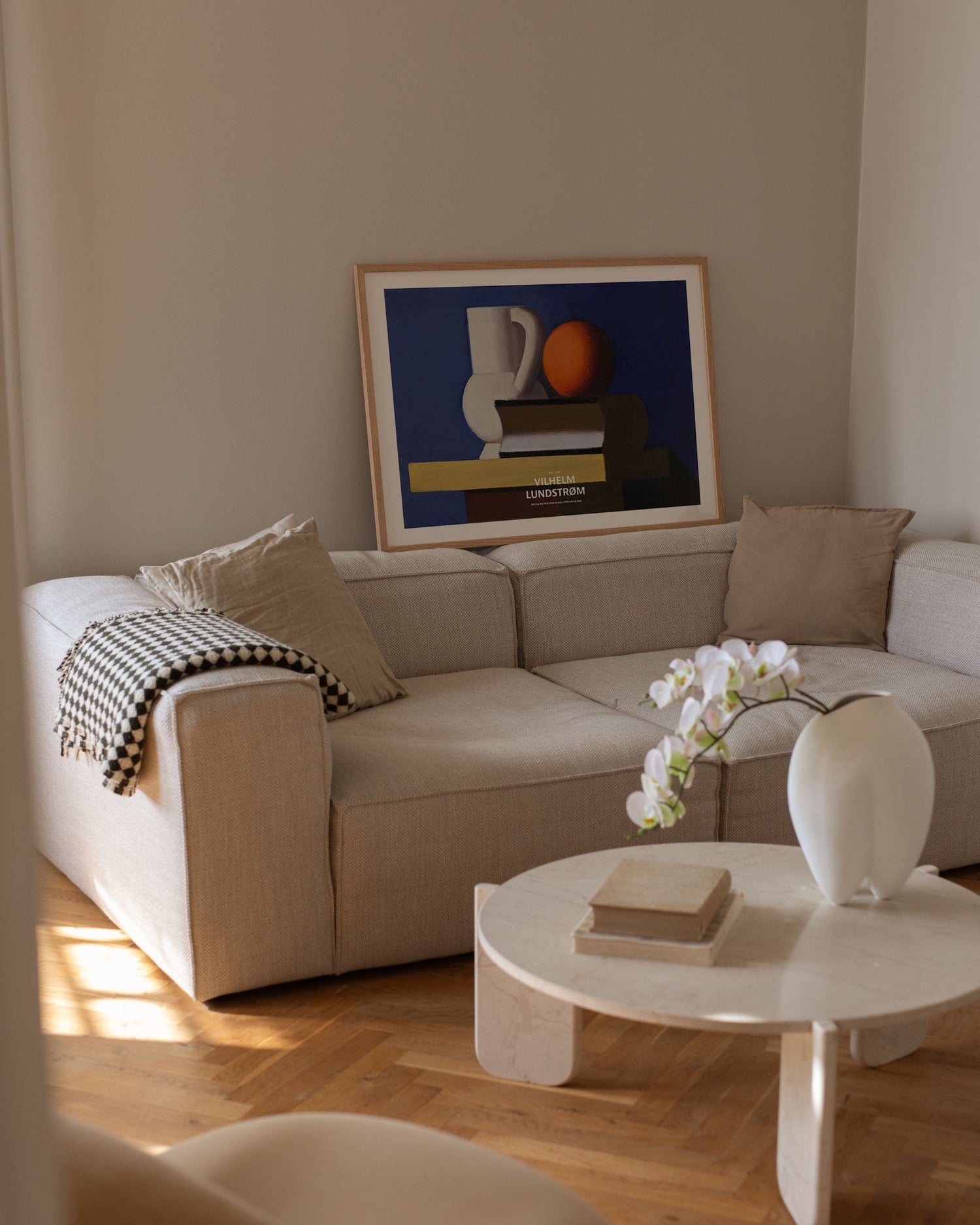 Opstilling med hvid kande, appelsin og bog