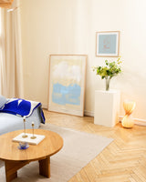 Blaue Kunstplakate im Wohnzimmer