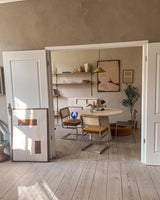 Kuratierte Plakatwand im minimalistischen Look